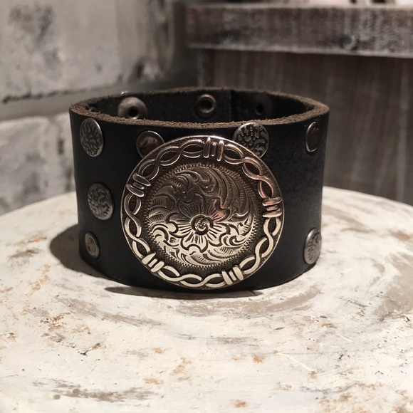 Jewelry - Handmade leather bracelet with silver medallion
